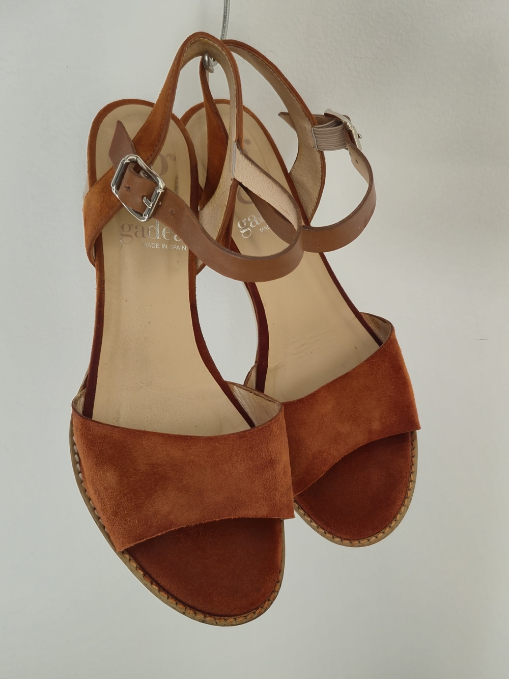 Gadea Spanish Suede Block Heel Sandal Cognac Brown, 39